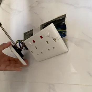 插蘇、電制及電源裝置安裝